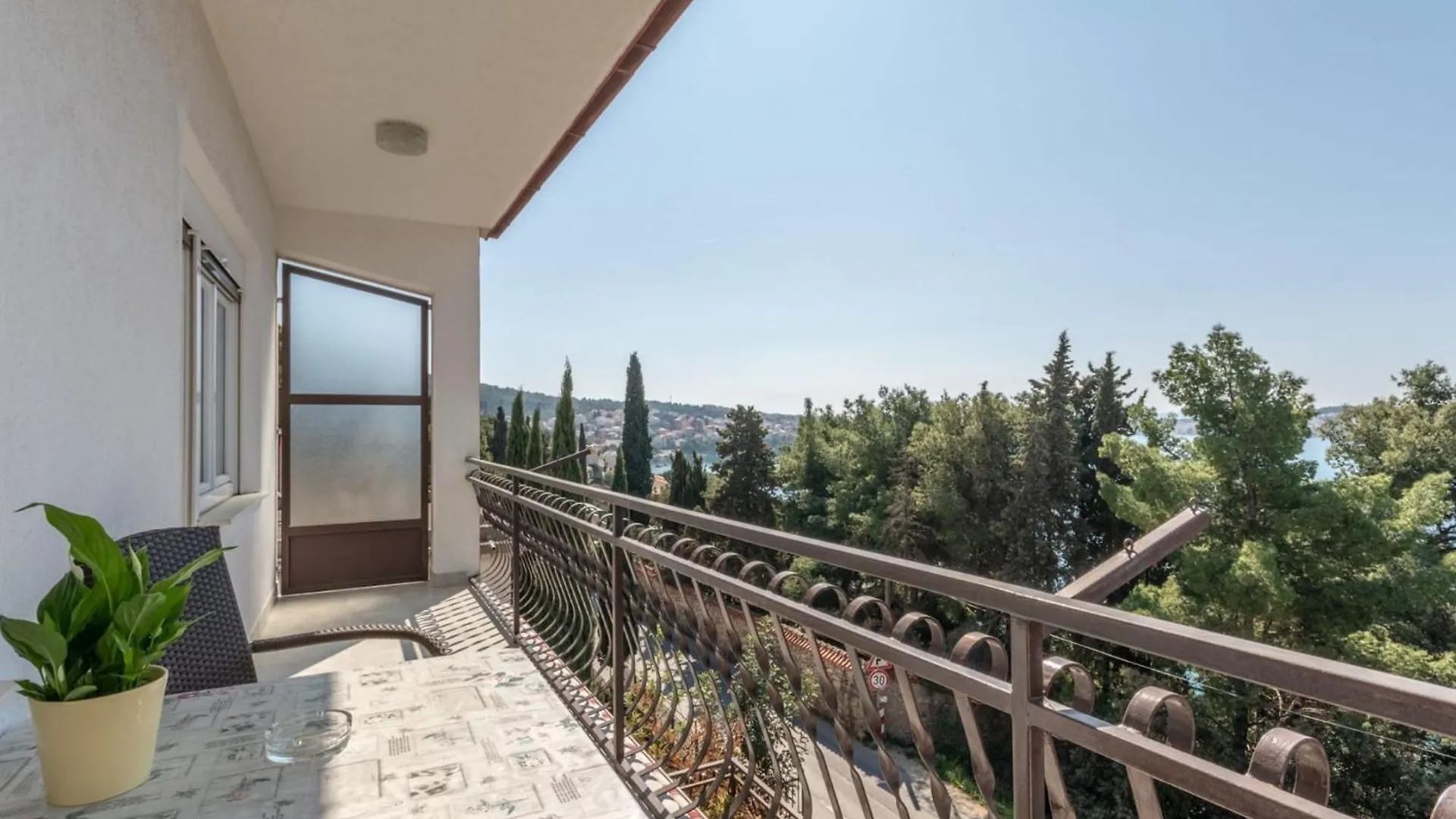 Charming Trogir Apartments With Balcony - Comfort One Bedroom Apartment